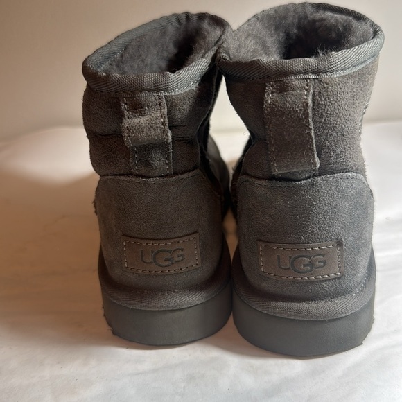 Used / dirty Gray Uggs Suede Ankle Boots women’s size 6 - Picture 4 of 7